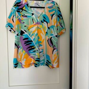 Like new Crosby summer top. Side slit, size L.